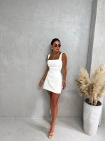 Bela mini elegantna haljina ravnog kroja, četvrtastog dekoltea i dekorativnog otvora na leđima