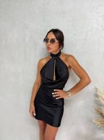 Mini crna elegantna haljina sa vezivanjem oko vrata i otvorenim leđima