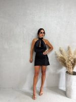 Mini crna elegantna haljina sa vezivanjem oko vrata i otvorenim leđima
