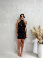 Mini crna elegantna haljina sa vezivanjem oko vrata i otvorenim leđima