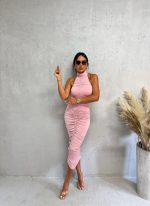 Uska svetlo roze midi haljina sa rolka kragnom naborane teksture i otvorenih leđa