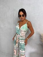 Šareni dezenirani strukirani kombinezon sa pojasem i gornjim delom na preklop sa bretelama u boho stilu
