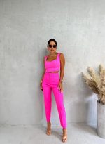 Pink komplet cigaret pantalona i crop topa sa debelim bretelama i srce dekolteom