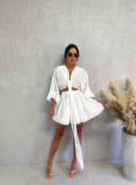 Beli boho komplet sastavljen od suknje i kropovane bluze na vezivanje