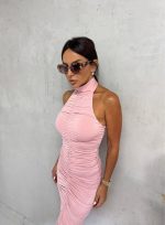 Uska svetlo roze midi haljina sa rolka kragnom naborane teksture i otvorenih leđa
