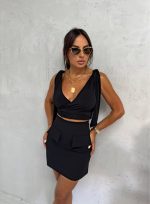 Crna kropovana bluza na preklop podesivih bretela