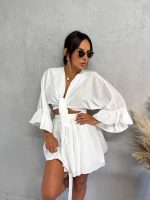 Beli boho komplet sastavljen od suknje i kropovane bluze na vezivanje