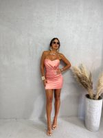 Elegantna mini satenska korset haljina sa naboranim materijalom oko struka i srce dekolteom losos ružičaste boje