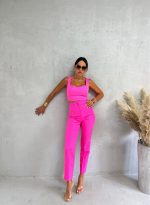 Pink komplet cigaret pantalona i crop topa sa debelim bretelama i srce dekolteom