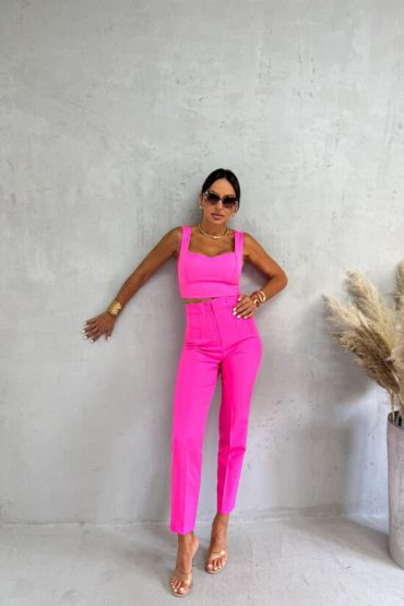 Pink komplet cigaret pantalona i crop topa sa debelim bretelama i srce dekolteom