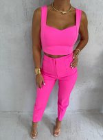 Pink komplet cigaret pantalona i crop topa sa debelim bretelama i srce dekolteom