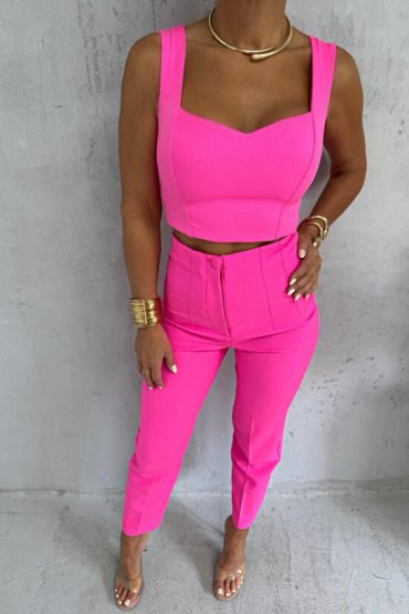 Pink komplet cigaret pantalona i crop topa sa debelim bretelama i srce dekolteom