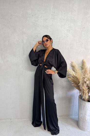 Satenski crni boho komplet lepršavih pantalona i kimono bluze na vezivanje