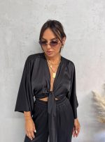 Satenski crni boho komplet lepršavih pantalona i kimono bluze na vezivanje