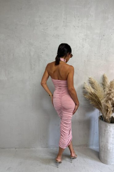 Uska svetlo roze midi haljina sa rolka kragnom naborane teksture i otvorenih leđa