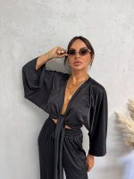 Satenski crni boho komplet lepršavih pantalona i kimono bluze na vezivanje