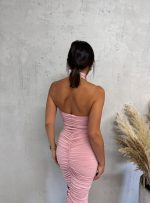 Uska svetlo roze midi haljina sa rolka kragnom naborane teksture i otvorenih leđa