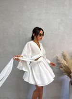 Beli boho komplet sastavljen od suknje i kropovane bluze na vezivanje