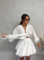 Beli boho komplet sastavljen od suknje i kropovane bluze na vezivanje