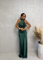 Duga tamno zelena elegantna satenska haljina otvorenih leđa sa rolka kragnom