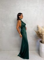 Duga tamno zelena elegantna satenska haljina otvorenih leđa sa rolka kragnom