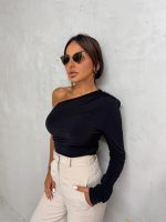 Crna asimetrična bluza sa jednim dugačkim rukavom