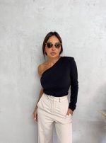 Crna asimetrična bluza sa jednim dugačkim rukavom
