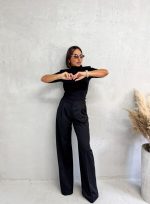 Crne trendi zvonaste pantalone plićeg struka sa kosim džepovima