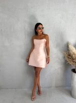 Mini elegantna korset haljina od brokat sjajnog satena nežno roze boje