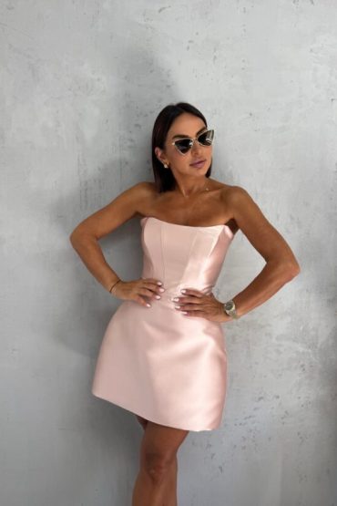 Mini elegantna korset haljina od brokat sjajnog satena nežno roze boje