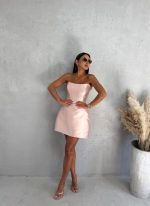 Mini elegantna korset haljina od brokat sjajnog satena nežno roze boje