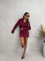 Bordo komplet košulje sa visokim manžetnama i mini suknje od tanjeg štofa sa elastinom