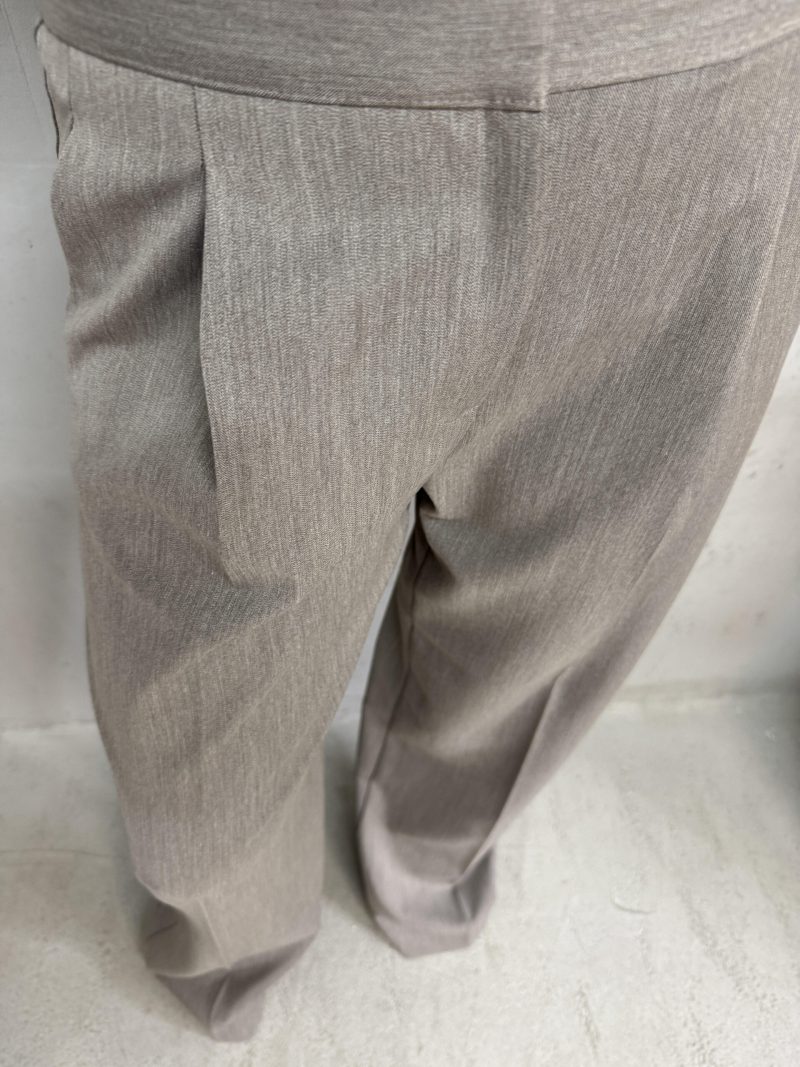 Sive trendi zvonaste pantalone plićeg struka sa kosim džepovima
