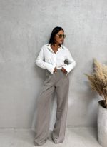 Sive trendi zvonaste pantalone plićeg struka sa kosim džepovima