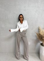 Sive trendi zvonaste pantalone plićeg struka sa kosim džepovima