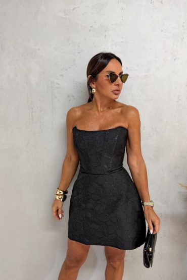 Mala crna elegantna korset haljina od brokata sa vezenim detaljima