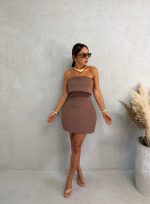 Mini elegantna haljina bez rukava od čvrste skube sa ravnim dekolteom