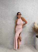 Duga svetlo roze haljina od trikotaže sa vezivanjem oko vrata, otvorenim leđima i dubokim šlicevima sa strane