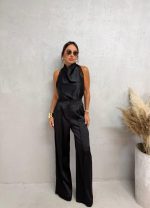 Crne satenske pantalone visokog struka sa kosim džepovima i štep linijom