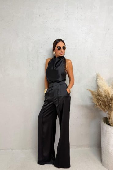 Crne satenske pantalone visokog struka sa kosim džepovima i štep linijom