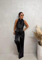 Crne satenske pantalone visokog struka sa kosim džepovima i štep linijom