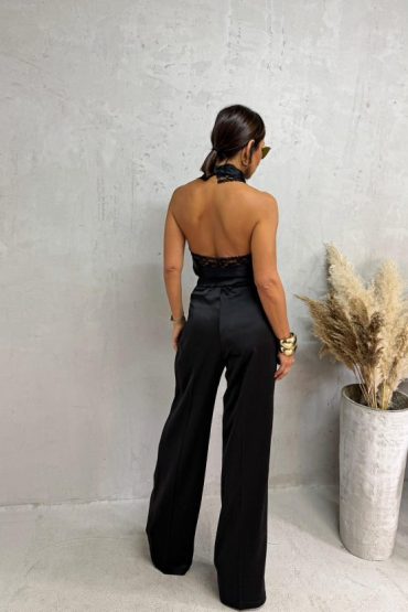 Crne satenske pantalone visokog struka sa kosim džepovima i štep linijom