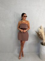 Mini elegantna haljina bez rukava od čvrste skube sa ravnim dekolteom