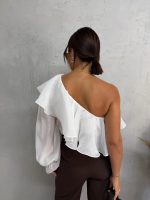 Asimetrična bela bluza sa jednim rukavom bogata karnerima