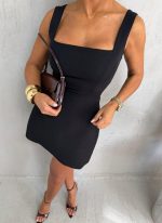 Crna mini elegantna haljina ravnog kroja, četvrtastog dekoltea i dekorativnog otvora na leđima