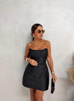 Mala crna elegantna korset haljina od brokata sa vezenim detaljima
