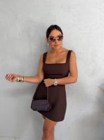 Braon mini elegantna haljina ravnog kroja, četvrtastog dekoltea i dekorativnog otvora na leđima