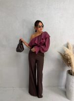 Asimetrična bordo bluza sa jednim rukavom bogata karnerima