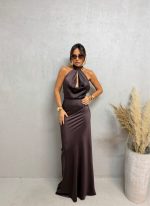 Duga braon elegantna satenska haljina otvorenih leđa sa rolka kragnom
