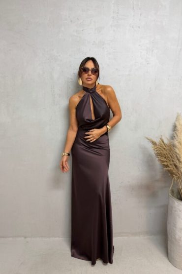 Duga braon elegantna satenska haljina otvorenih leđa sa rolka kragnom
